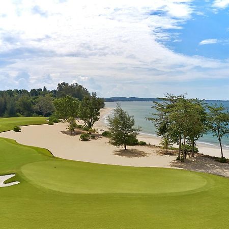The Westin Desaru Coast Resort Buitenkant foto The 18th green at the Straits Course