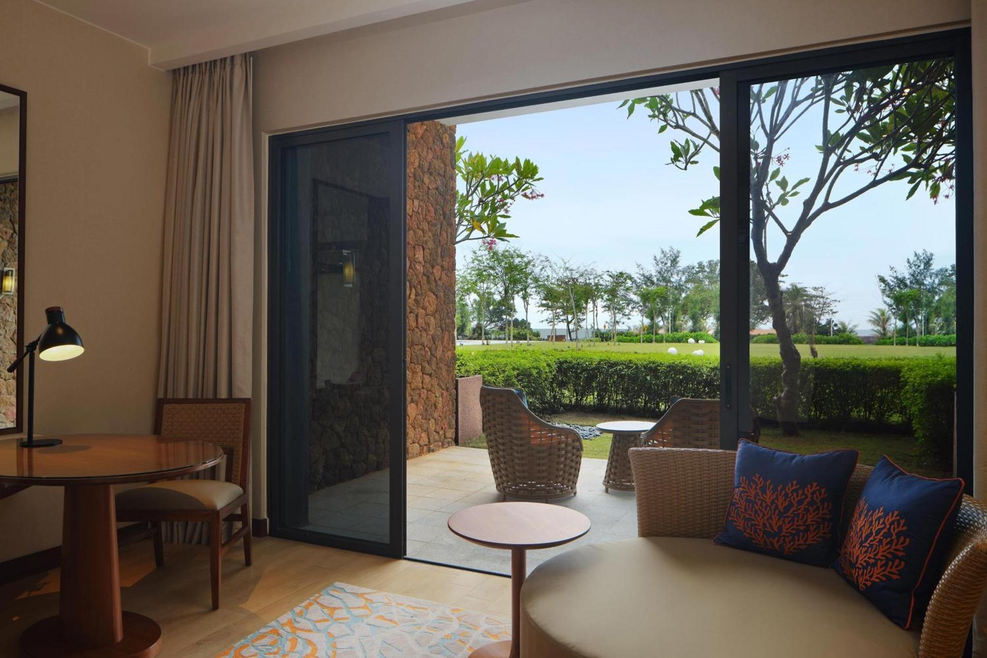 The Westin Desaru Coast Resort Buitenkant foto Deluxe Room with private balcony