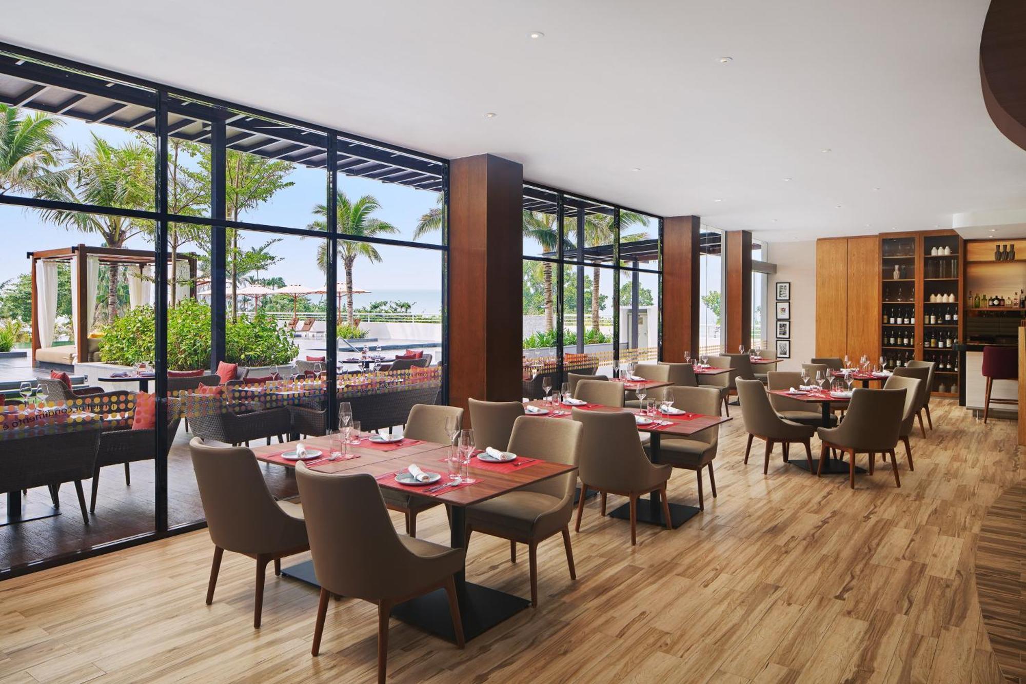 The Westin Desaru Coast Resort Buitenkant foto The restaurant