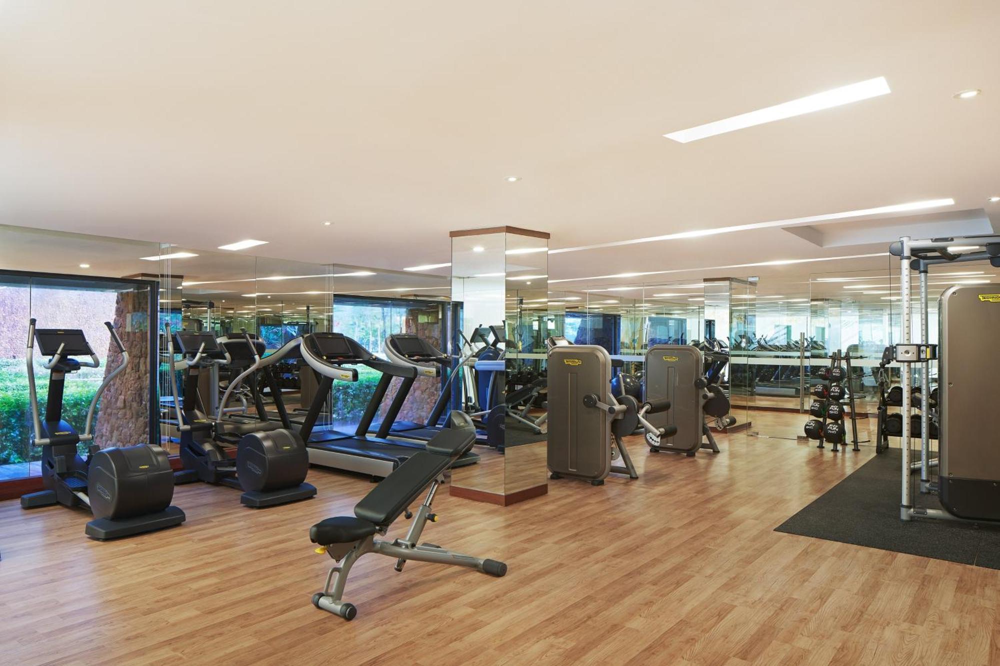 The Westin Desaru Coast Resort Buitenkant foto The gym at the hotel