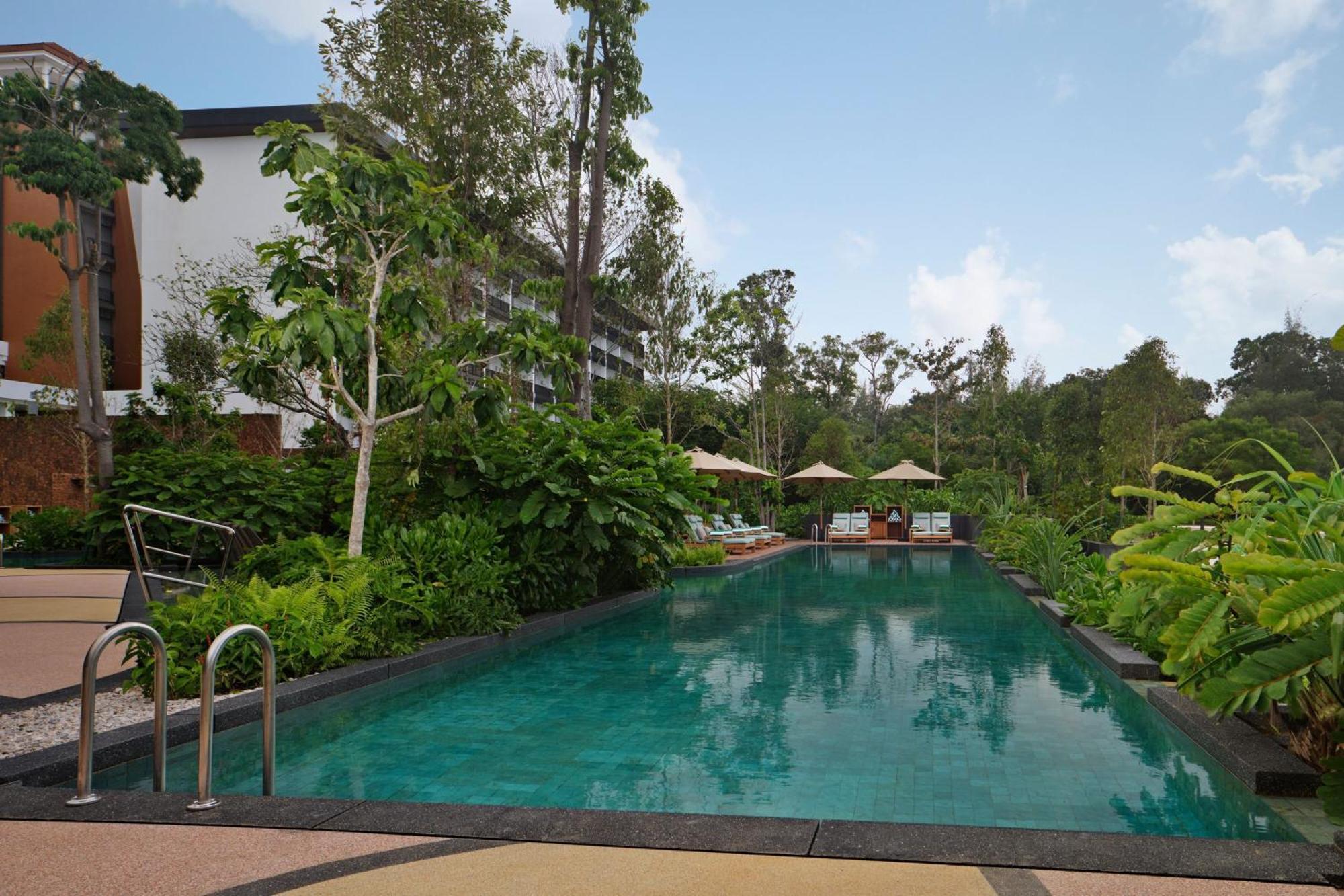 The Westin Desaru Coast Resort Buitenkant foto The swimming pool at the hotel