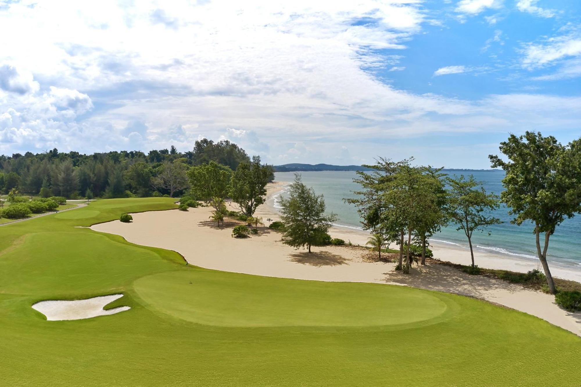 The Westin Desaru Coast Resort Buitenkant foto The 18th green at the Straits Course